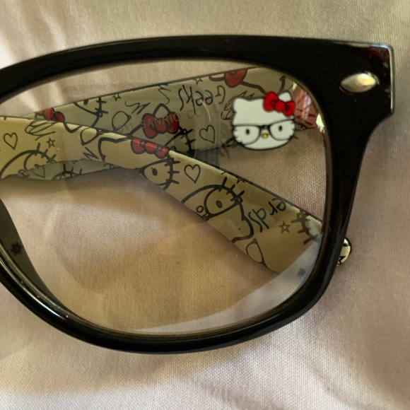 Custom Sanrio Hello Kitty Sunglasses - Picture 5 of 7